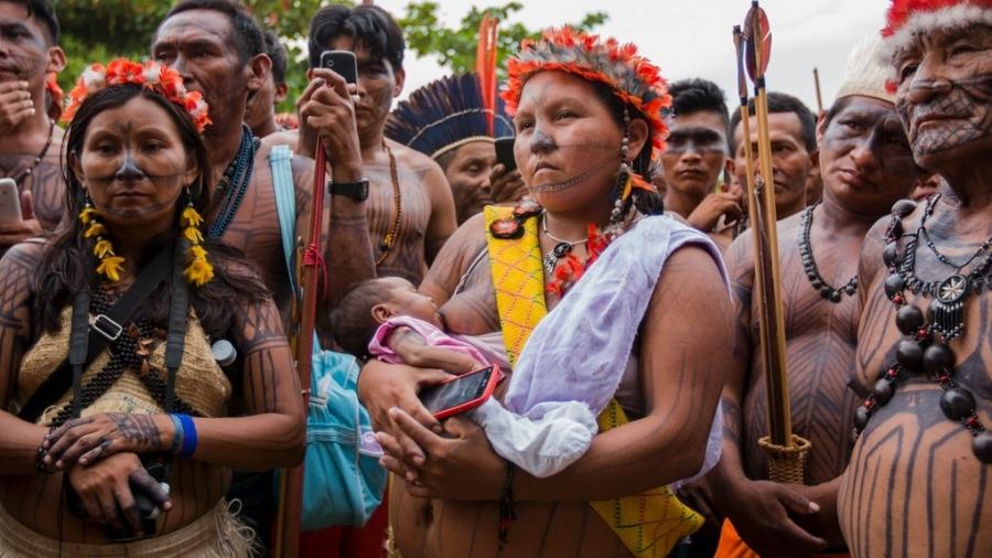 Maria Leusa Munduruku com seu filho (no centro) na Caravana em Defesa do Rio Tapajós, em 2016 - Ana Mendes/Amazônia Real