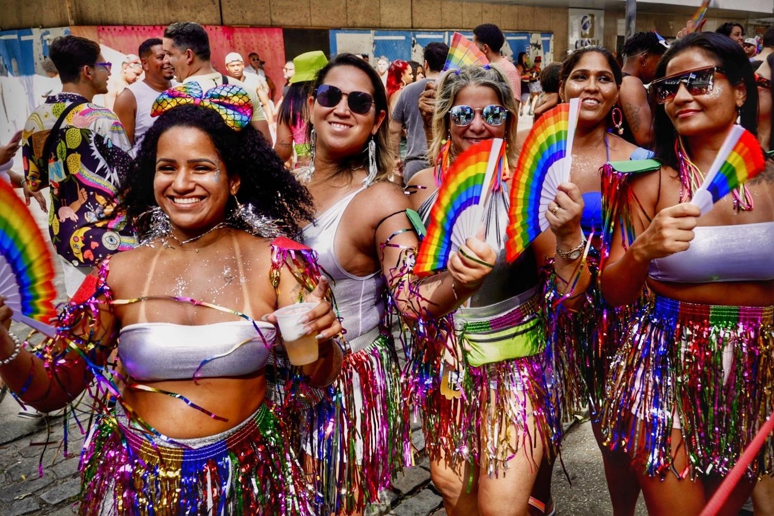 Foliões aguardam a chegada de Lexa na estreia do Bloco da Lexa, no Rio - Luciola Villela