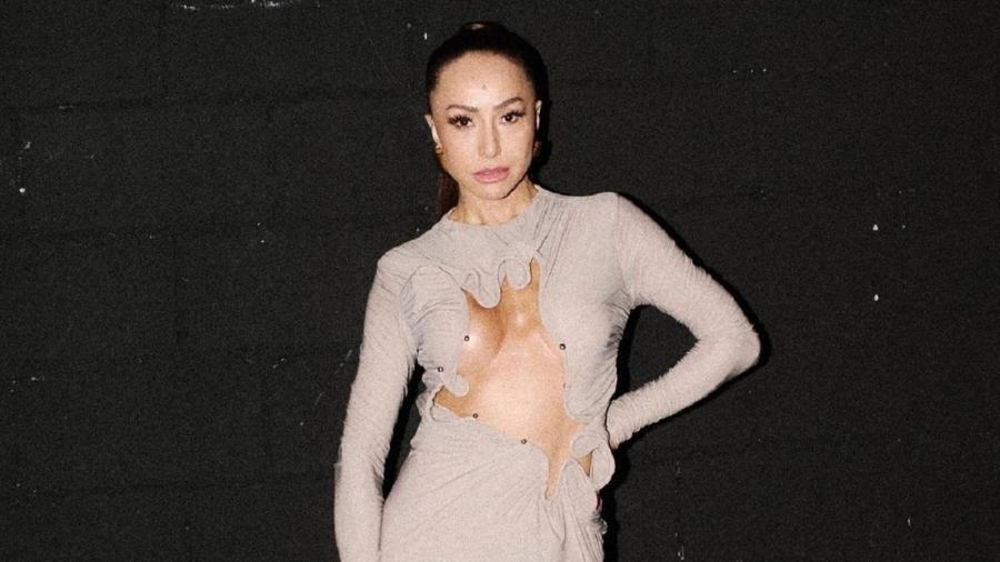 Sabrina Sato aparece com vestido com recorte do peito até a altura da barriga - Reprodução/Instagram 