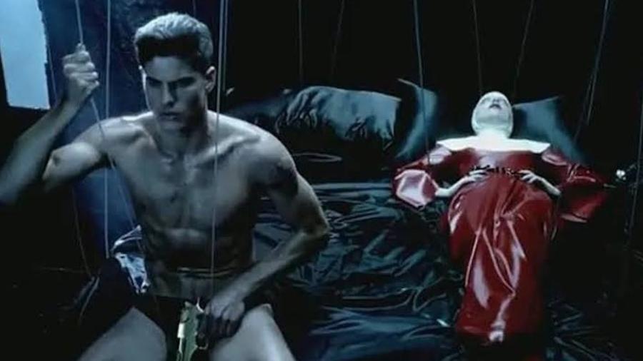 O modelo Evandro Soldati no clipe "Alejandro", de Lady Gaga