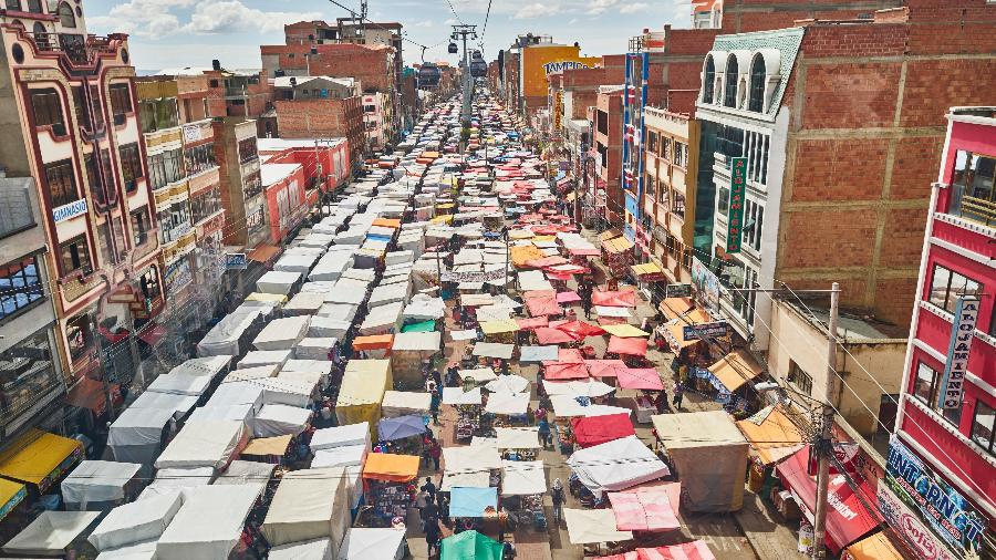 Com acesso por bondinho, a feira 16 de Julio, na Bolívia é considerada um dos maiores mercados ao ar livre do mundo - Getty Images
