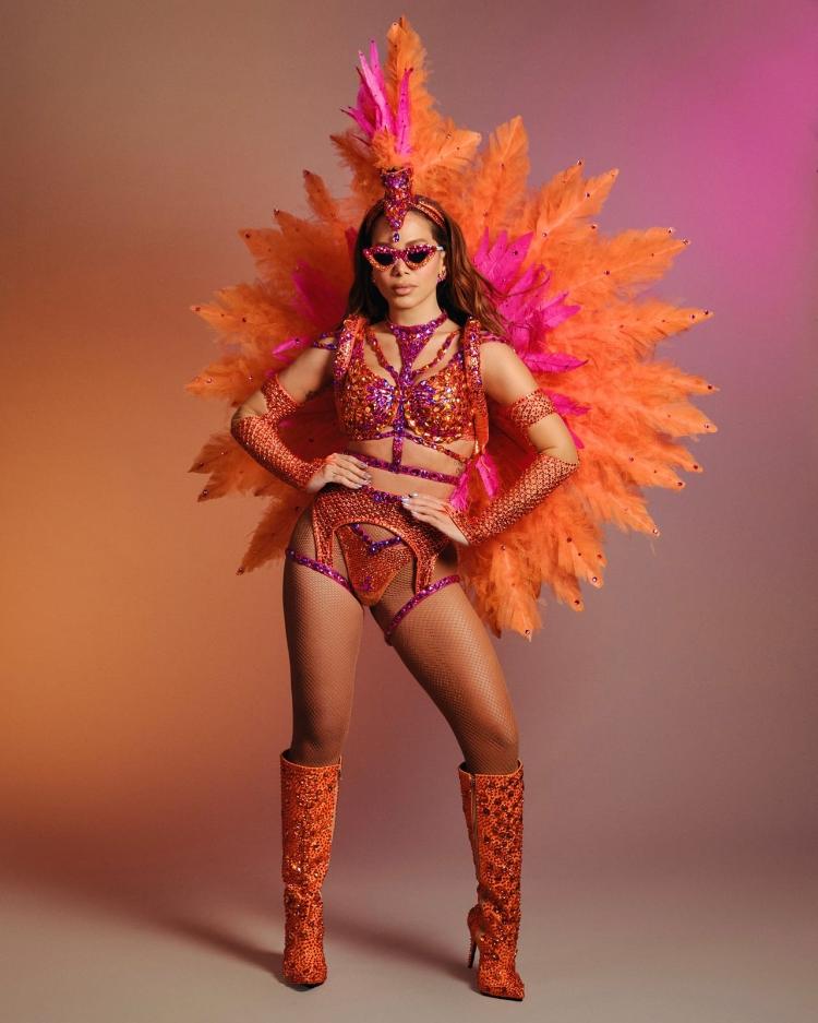 Anitta incorpora "escolas de samba" em turnê de carnaval