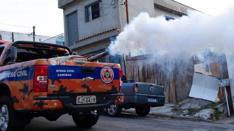 Equipe da Defesa Civil pulveriza ruas do município de Caieiras, na Grande São Paulo