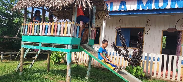 Alunos brincando na Escola municipal indígena Maria do Carmo, localizada em Careiro Castanho (AM)