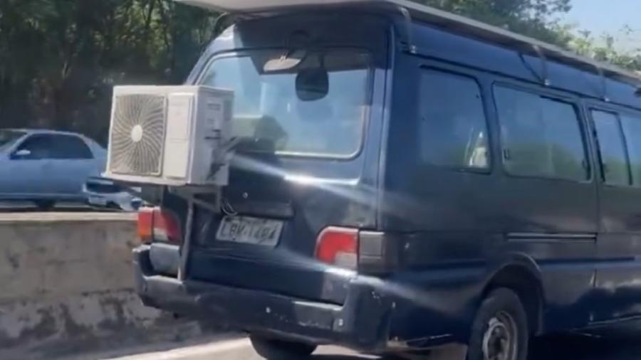 Van usa ar-condicionado doméstico com placa solar no Rio de Janeiro