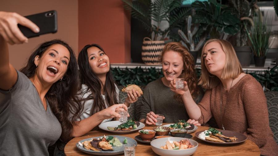 'Elas se encontraram todas sem você, todas reproduziram a mesma foto, felizes, sorridentes, e então você se questiona se seriam mesmo suas boas amigas.'