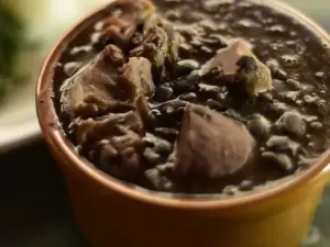 Feijoada na Alemanha? Preparar comida brasileira no país é um desafio