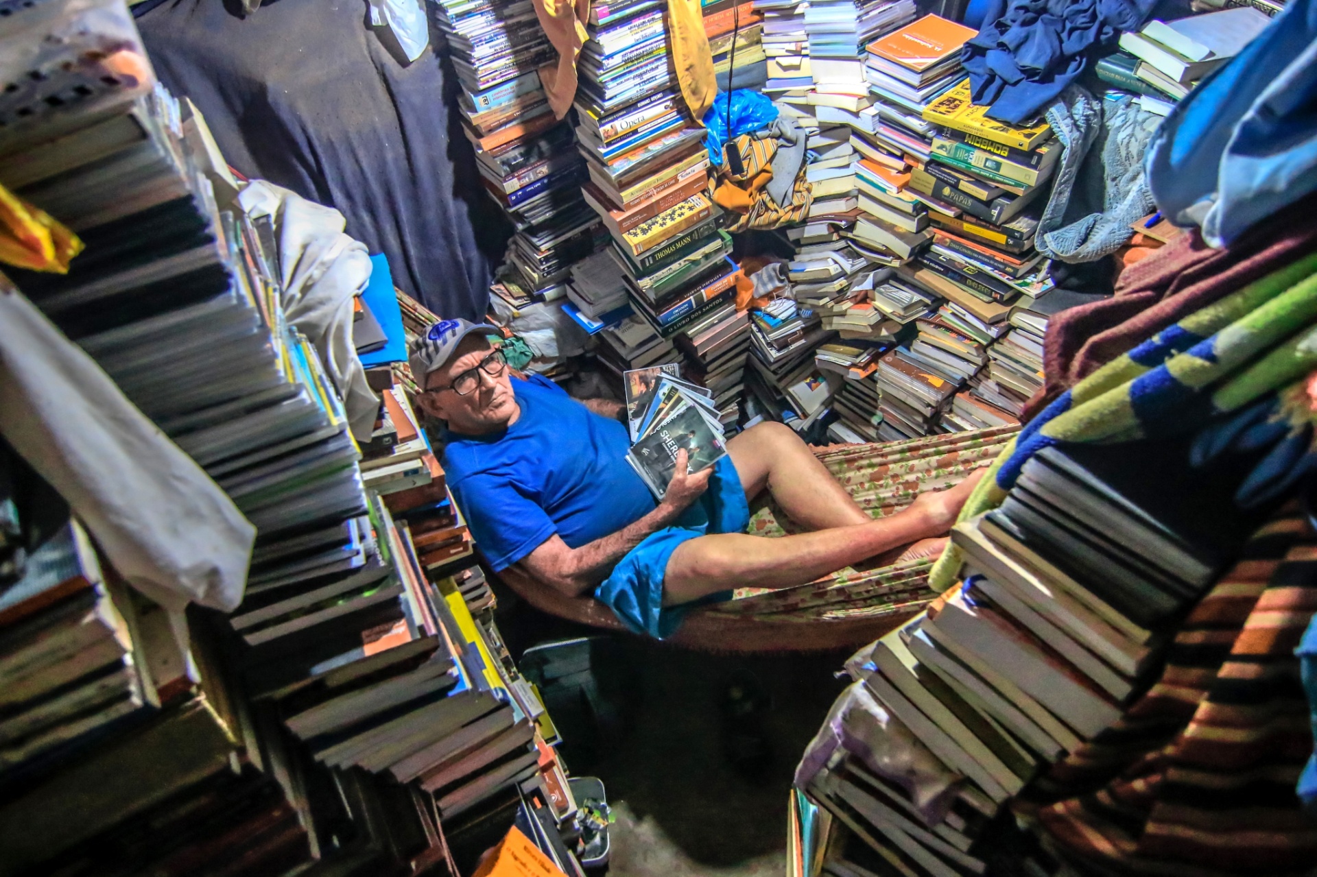 Seu Inácio, 75 anos, é um potiguar que criou o próprio conhecimento ao optar por viver rodeado de livros e filmes - Canindé Soares/UOL