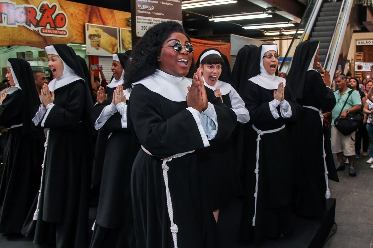 1.ago.2015- Karin Hils faz o papel que fez muito sucesso no filme "Mudança de Hábito" com Whoopi Goldberg - Manuela Scarpa/Photo Rio News