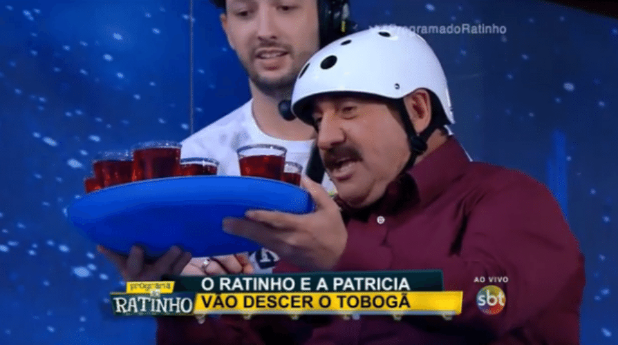 12.ago.2015 - Ratinho e Patrícia Abravanel, filha de Silvio Santos, fizeram uma aposta e desceram de tobogã durante o 