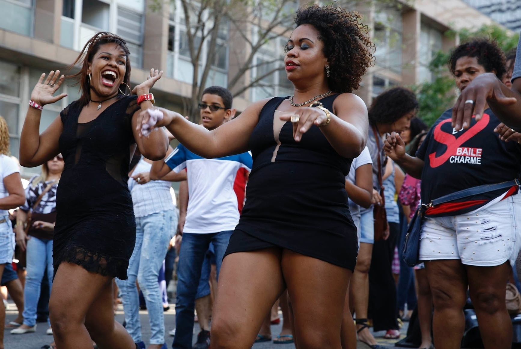 29.ago.2015 - Na tarde deste sábado o Tribunal de Justiça do Rio promove um baile charme em frente a sede no centro da cidade. - Marcos Pinto/UOL