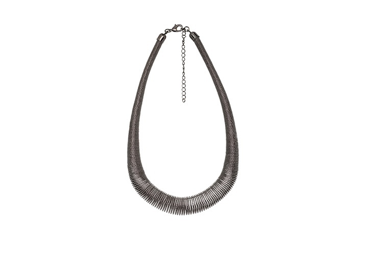 Colar em formato de mola, da Balonè. Preço: R$ 89. Informações: www.baloneacessorios.com.br| Preço e disponibilidade pesquisados em agosto de 2015 e sujeitos a alterações - Divulgação