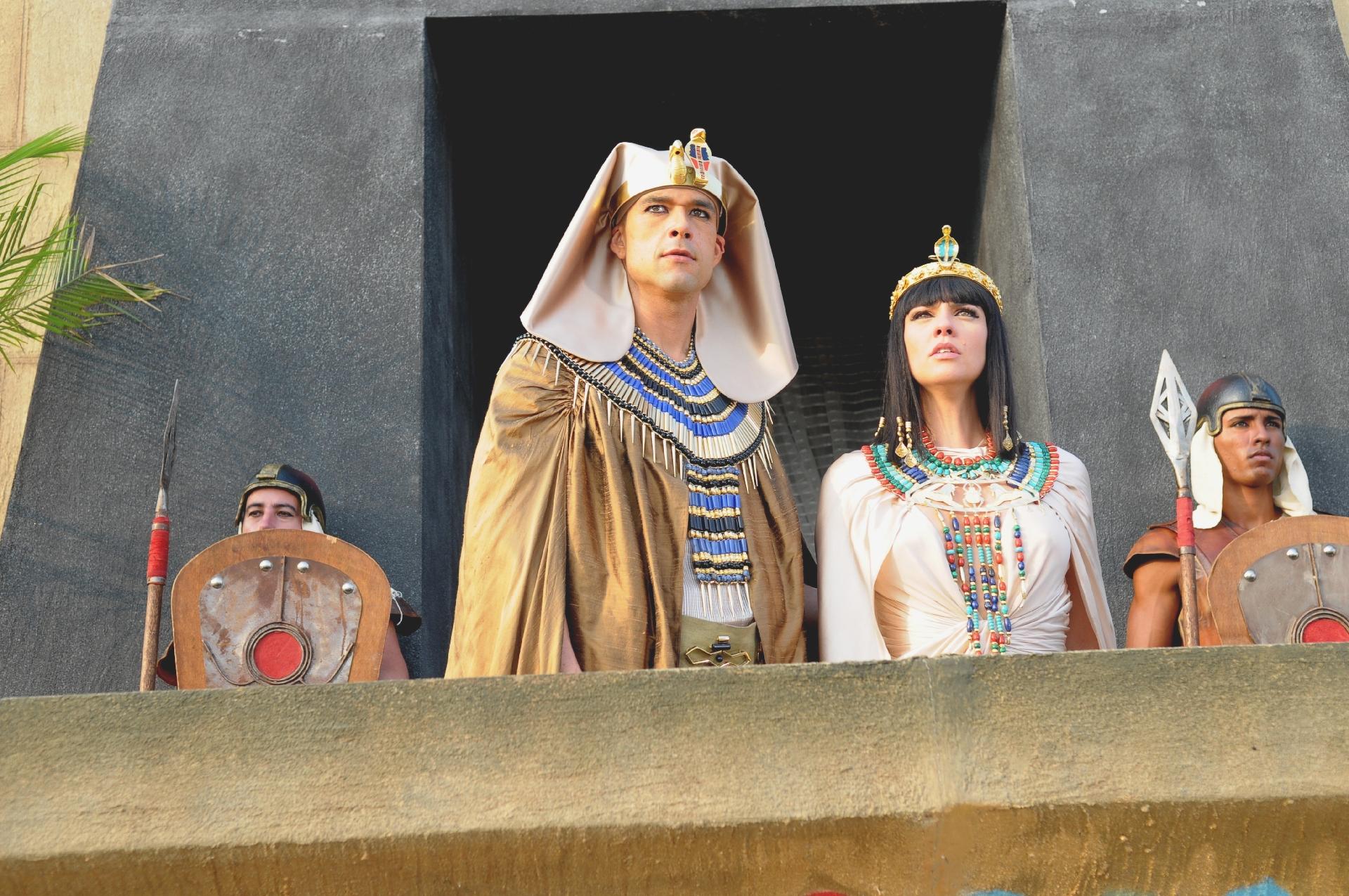 O faraó Ramsés (Sérgio Marone) pede  ajuda aos deuses egípcios, mas o reino acaba sendo castigado por uma nova praga conforme havia alertado Moisés (Guilherme Winter). Um enxame de moscas invade a cidade trazendo grande incômodo e sofrimento para todos - Munir Chatack/Record