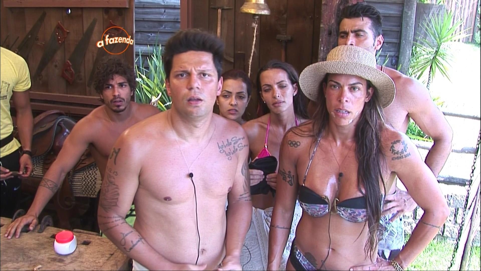 16.out.2015 - Peões tocam o sino e pedem que a produção expulse ou puna apenas Mara Maravilha - Reprodução/Record