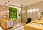 Dez ideias de como usar plantas em ambientes internos inclusive no banheiro - Ricardo Junqueira/ Divulgação