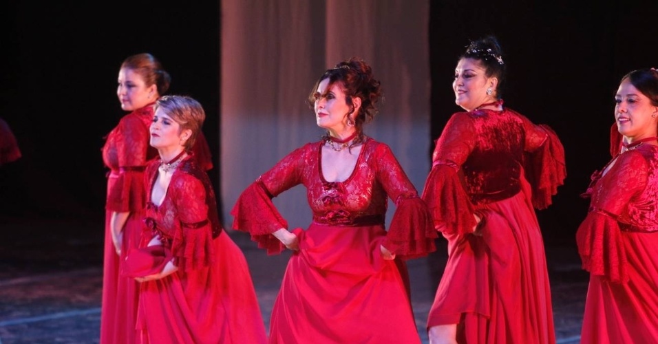 12.dez.2015 - Fatima Bernardes participa de espetáculo de dança da companhia Carlota Portela, no teatro da UERJ, no Rio