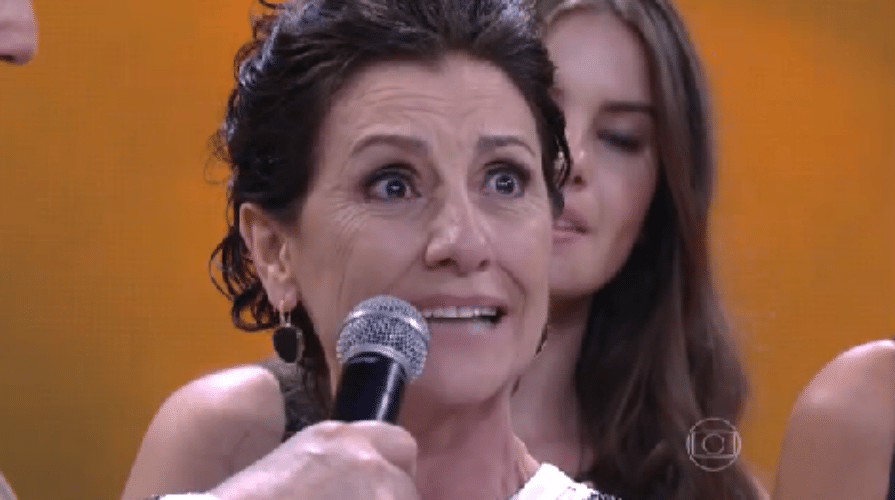 14.dez.2015 - Vários artistas da Globo fizeram uma desabafo formal contra a classe política durante a entrega da 20ª Edição do Troféu Melhores do Ano, exibido ao vivo pelo "Domingão do Faustão", neste domingo (13). Cássia Kis, Tonico Pereira e Alexandre Nero foram os mais nítidos, contra ou a favor do governo. Os três são (ou foram) colegas de elenco em "A Regra do Jogo" - Reprodução/TV Globo