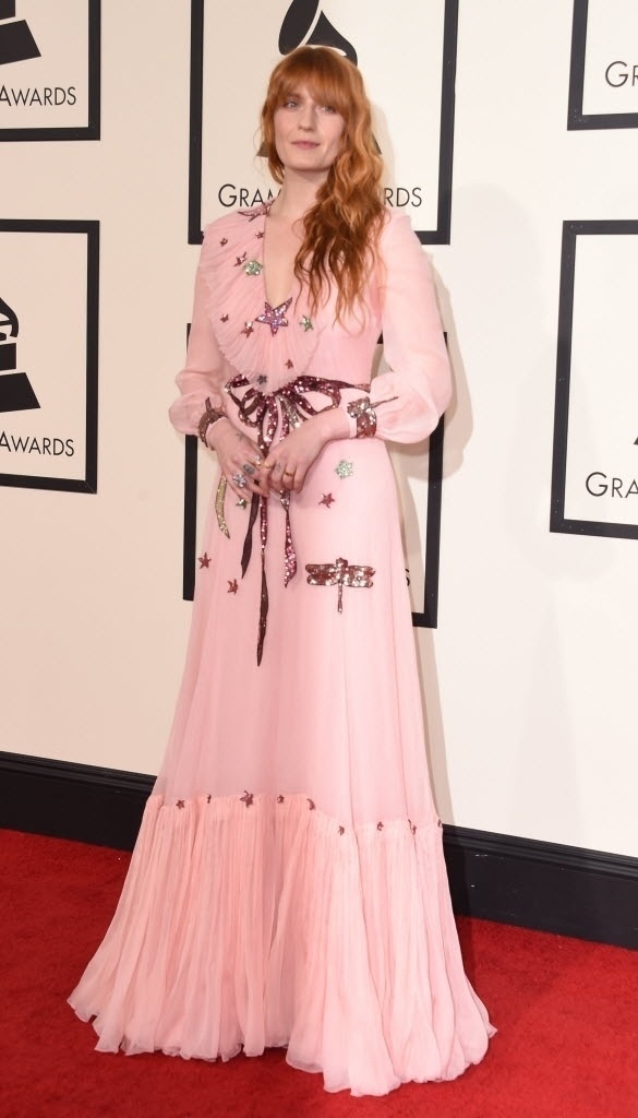 15.fev.2016 - A cantora Florence Welch, do Florence and the Machine, posa no tapete vermelho do Grammy - Valerie Macon/AFP Photo