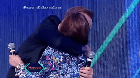 2.abr.2016 - Gugu recebe homenagem de Sabrina Sato - Reprodução/TV Record