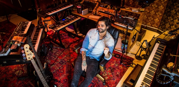 Lucas Silveira, vocalista da banda Fresno, no estúdio musical que tem na sua casa, em São Paulo - Bruno Santos/UOL - Bruno Santos/UOL