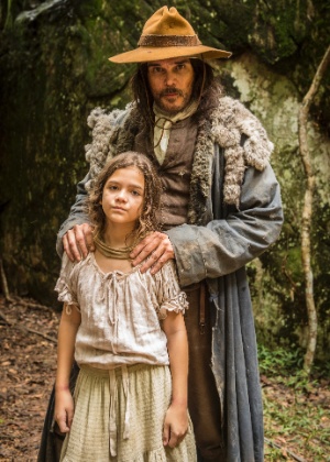 Joaquina (Mel Maia na primeira fase) e Raposo (Dalton Vigh) em "Liberdade, Liberdade" - Divulgação/TV Globo - Divulgação/TV Globo