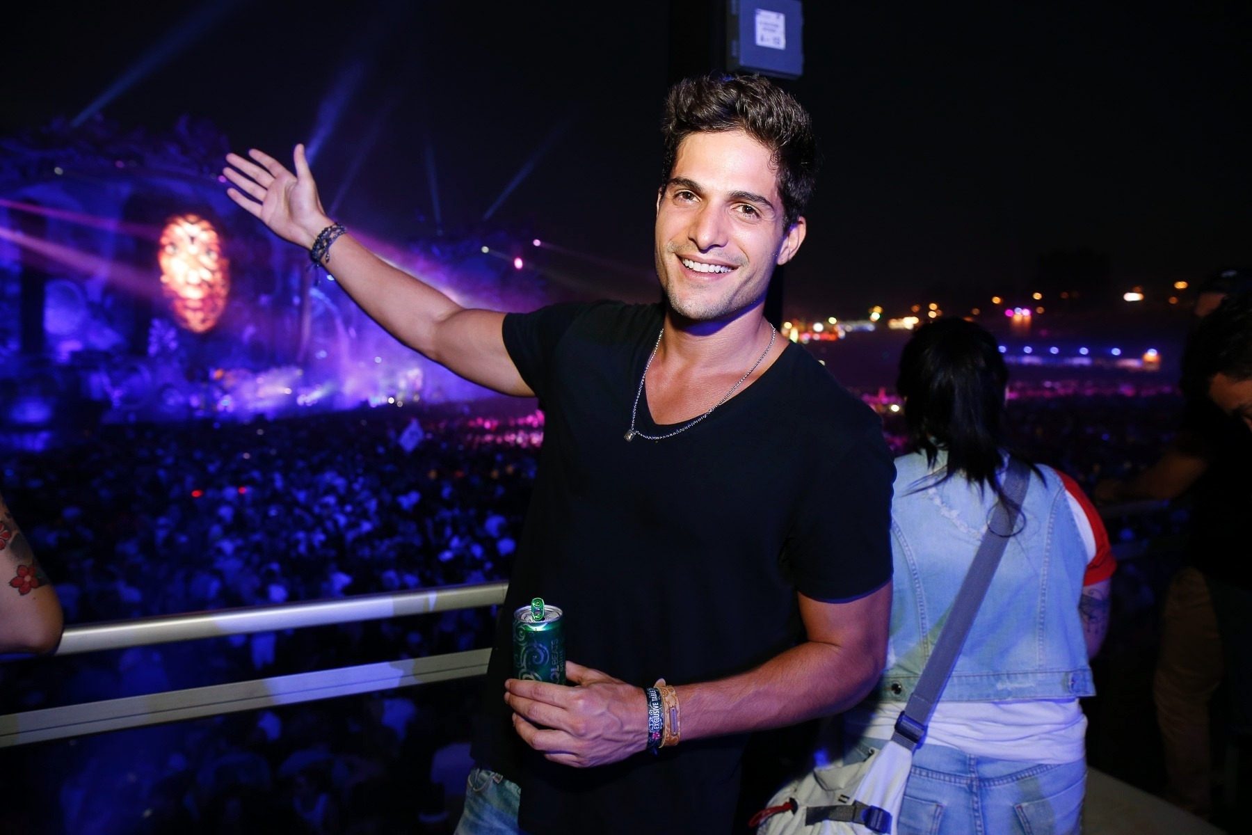 21.abr.2016 - Ex-participante do "BBB13", André Martinelli curte camarote do festival belga de música eletrônica Tomorrowland - Felipe Panfili/Divulgação