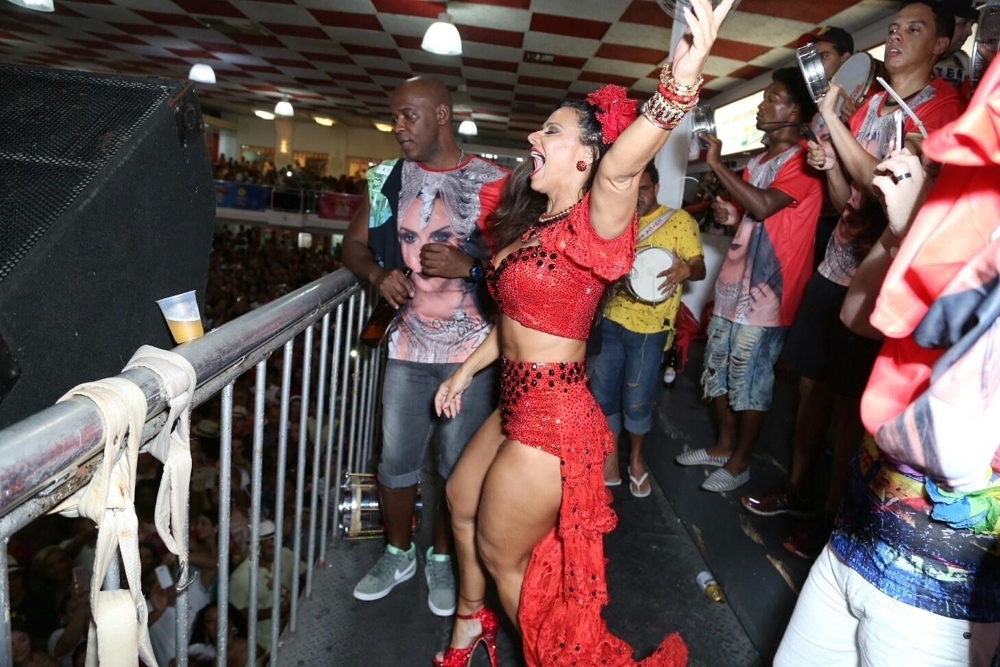 18.fev.2017 - A rainha do Salgueiro Viviane Araújo cai no samba diante de uma quadra lotada no último fim de semana antes do Carnaval. Este ano a Vermelho e Branco defende o enredo 'A Divina Comédia do Carnaval" - Anderson Borde/AgNews