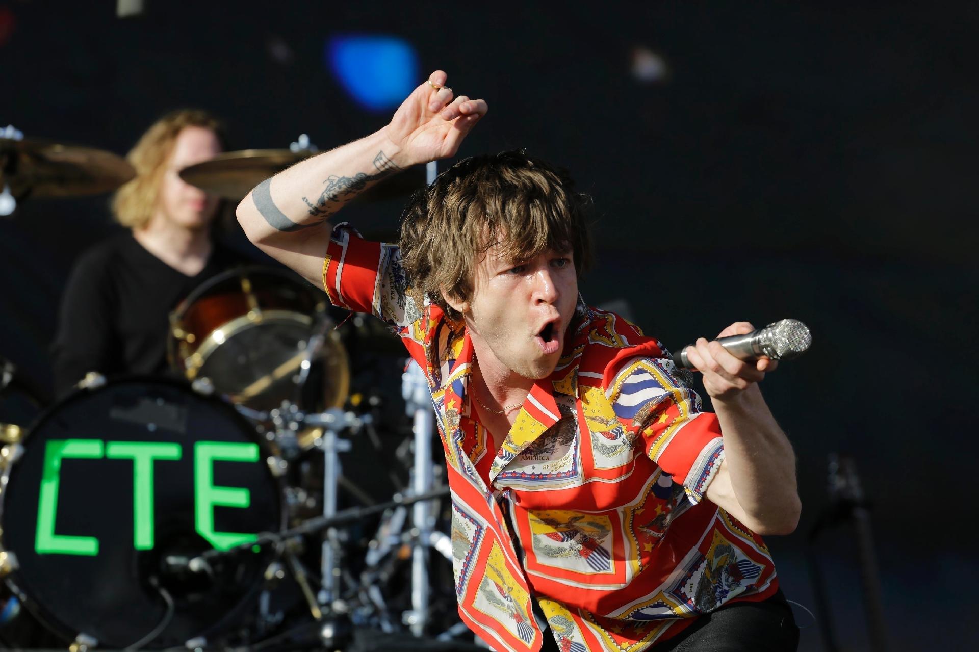 O vocalista do Cage The Elephant, Matt Shultz,abusou das poses e dançou muito no show do Lollapalooza - Nelson Antoine/Folhapress