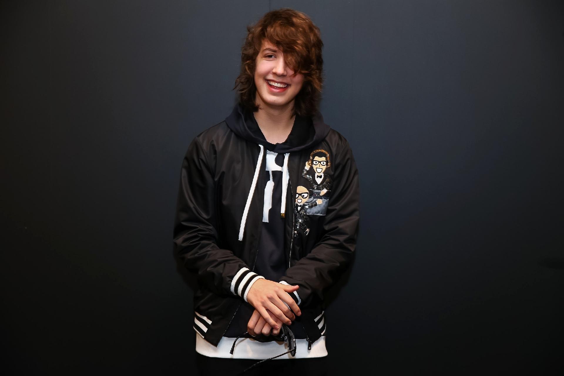 Estiloso, Lucas Jagger sorri para foto em evento da grife italiana Dolce & Gabbana em São Paulo - Raphael Castello/AgNews