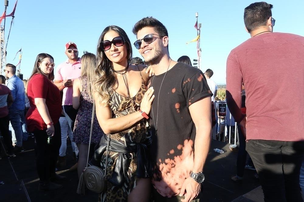 Mayra Cardi e Arthur Aguiar estiveram na plateia da gravação do DVD de Fernando e Sorocaba em Holambra (SP) - Cláudio Augusto/Brazil News