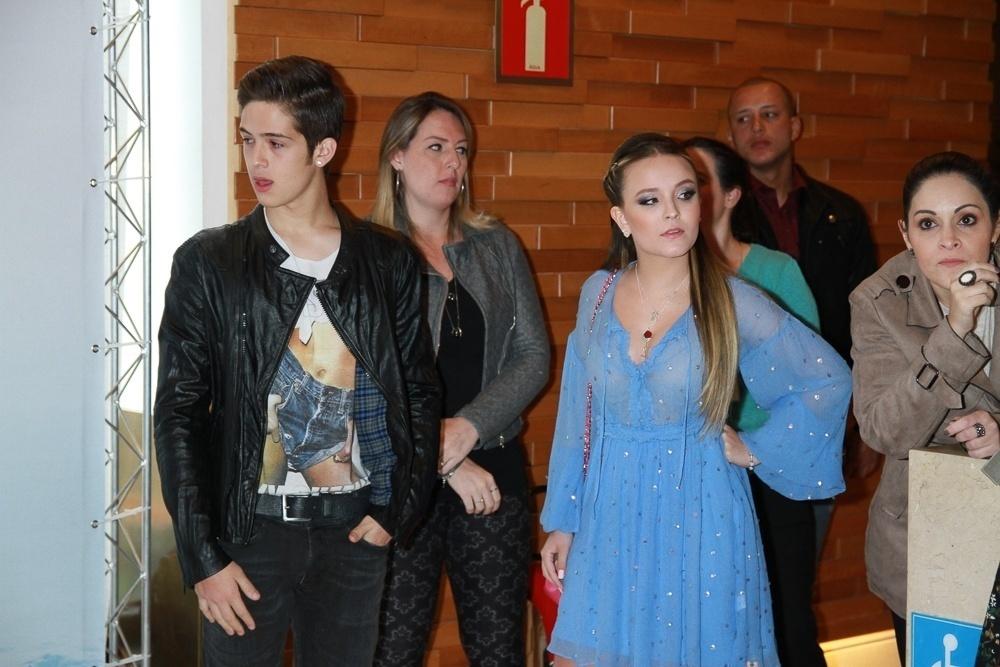 Os atores João Guilherme Ávila e Larissa Manoela se encontraram neste sábado (5) no shopping Iguatemi, para a pré-estreia da animação "O Reino Gelado - Fogo e Gelo", do qual os dois são dubladores - Amauri Nehn/Brazil News