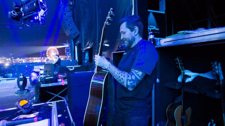 Sandro Ramos, roadie do Samuel Rosa, do Skank, prepara o violão para entregar para o artista no Palco Mundo, do Rock in Rio - Marcos Hermes/UOL - Marcos Hermes/UOL