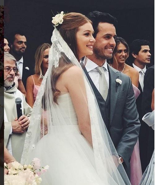 Os noivos deixam o altar após a cerimônia e posam para os fotógrafos oficiais - Reprodução/Instagram