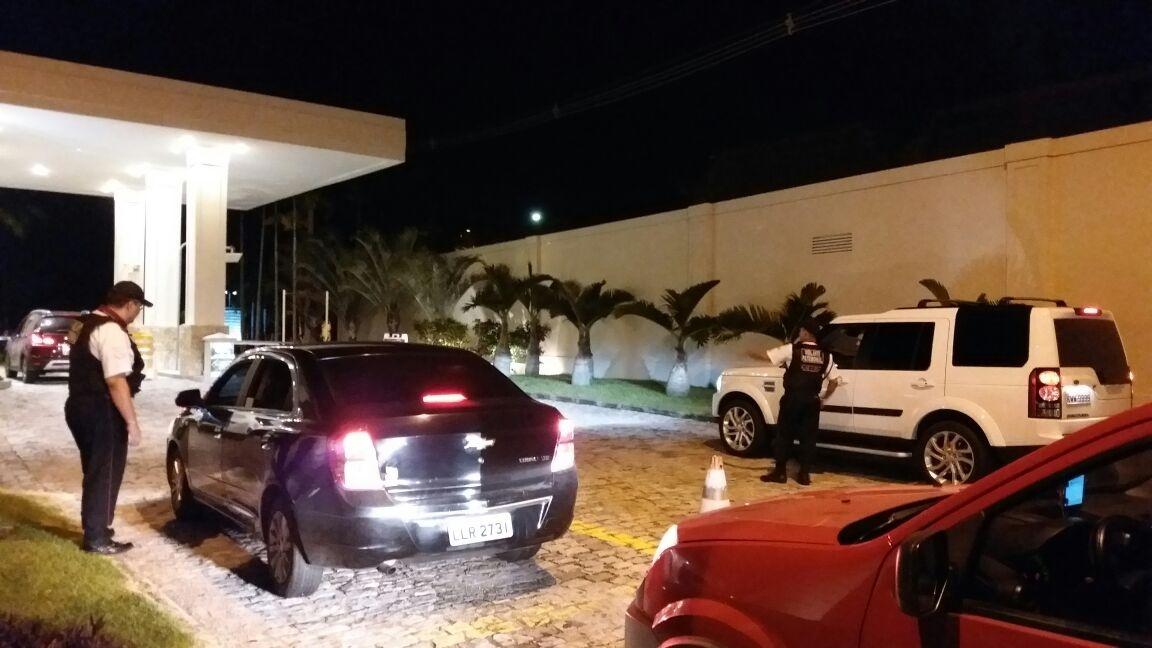 Convidados vão chegando aos poucos à festa de Anitta - Ana Cora Lima/UOL