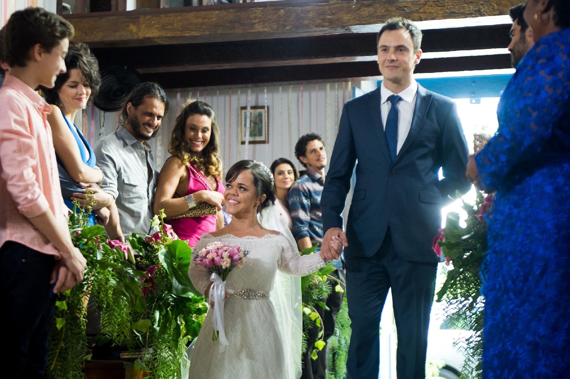 Estela (Juliana Caldas) entra na igreja com o irmão, Gael (Sergio Guizé), em cena do casamento em "O Outro Lado do Paraíso" - Raquel Cunha/TV Globo