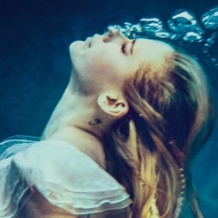 A cantora Avril Lavigne volta após cinco anos com a música "Head Above Water" - Divulgação