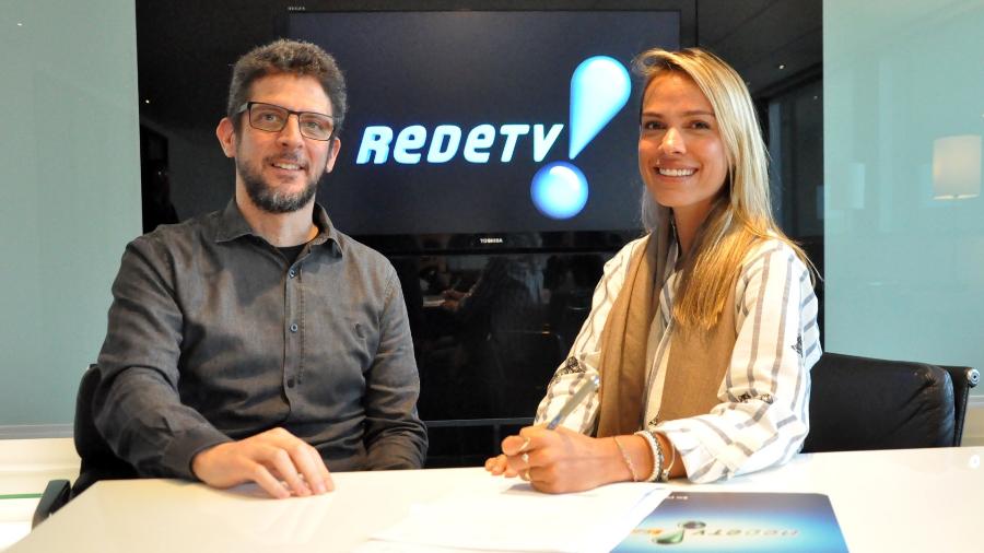 Superintendente da RedeTV, Ricardo de Barros, e Ligia Mendes, nova contratada da casa para o "Tricotando" - Divulgação/RedeTV
