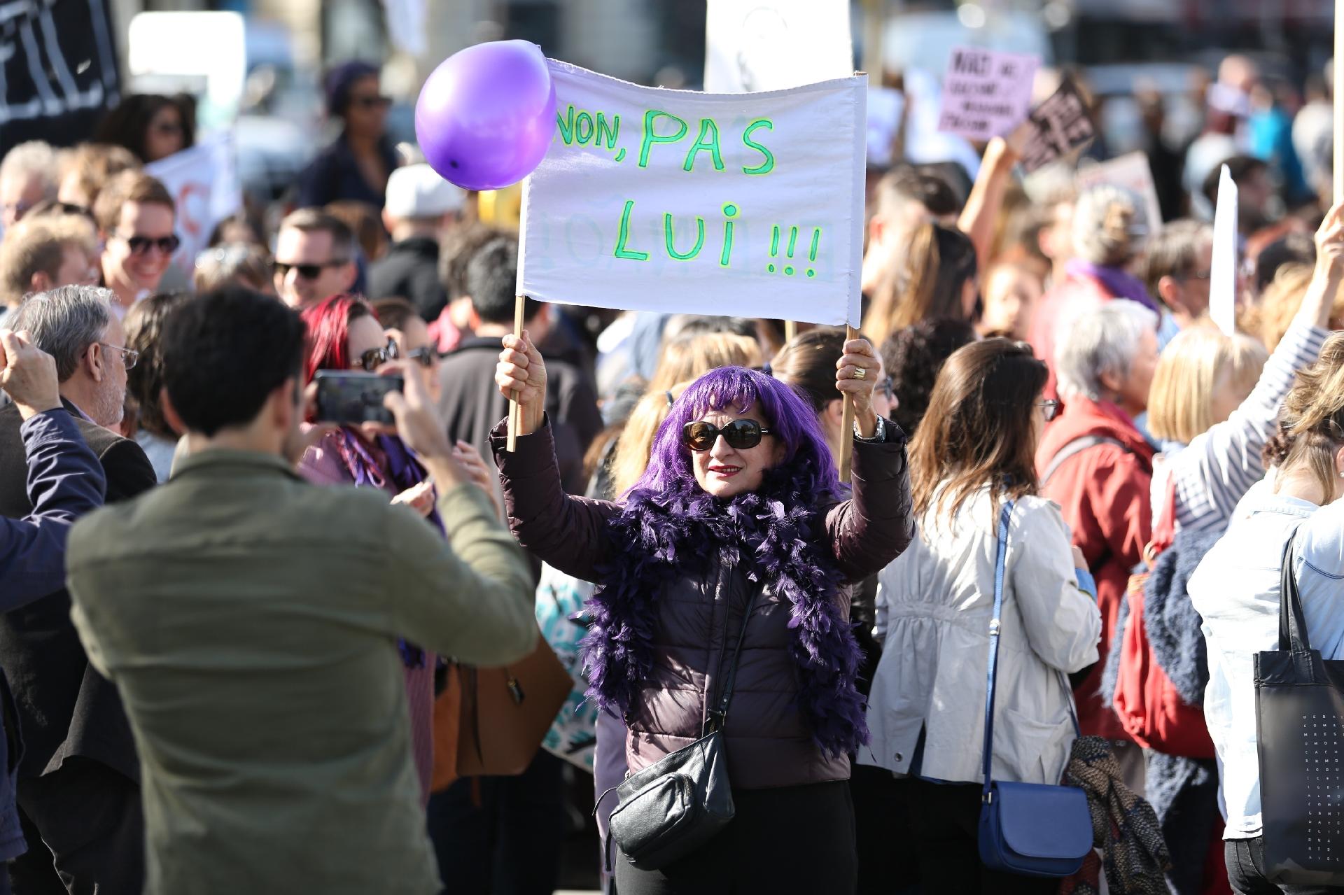 A woman holds a banner reading "No, Not him", referring to the hashtag #EleNao (Not Him) campaign against Brazilian right-wing presidential candidate Jair Bolsonaro, during a demonstration called by the #Noustoutes movement, to denounce sexist and sexual violence against women on September 29, 2018 on the Place de la Republique in Paris. - Zakaria Abdelkafi/AFP