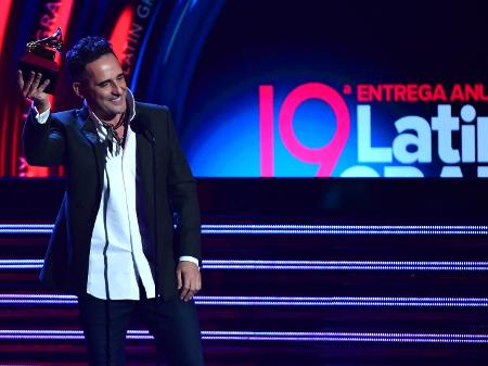 O cantor uruguaio Jorge Drexler com o Grammy Latino de "Canção do Ano" por "Telefonía" - Robyn Beck/AFP