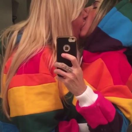Monique Evans dá beijão na mulher, a DJ Cacá Werneck, para protestar contra homofobia - Reprodução/Instagram/moniquevansreal