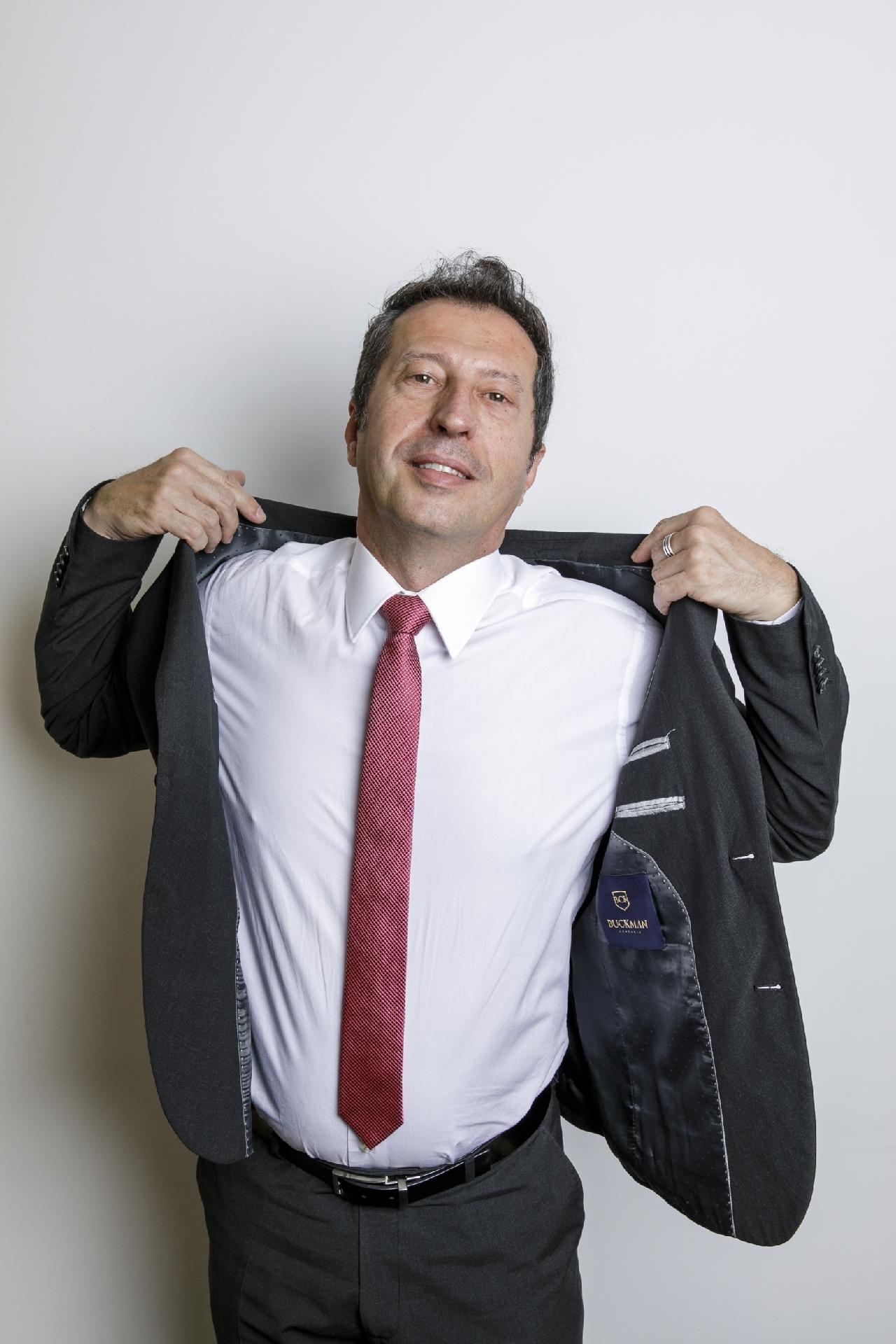 A transformação começa. Primeiro, cai o paletó - Mariana Pekin/UOL