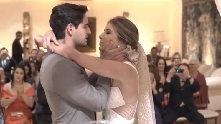 Silvio Santos ajustou a câmera, mas Rebeca Abravanel e Alexandre Pato terminaram o beijo - Reprodução/Instagram/rebecaabravanel - Reprodução/Instagram/rebecaabravanel