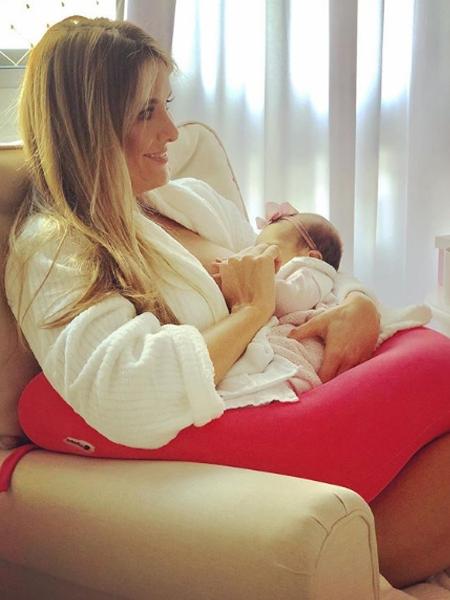 Ticiane Pinheiro compartilhou foto amamentando a filha - Reprodução/Instagram
