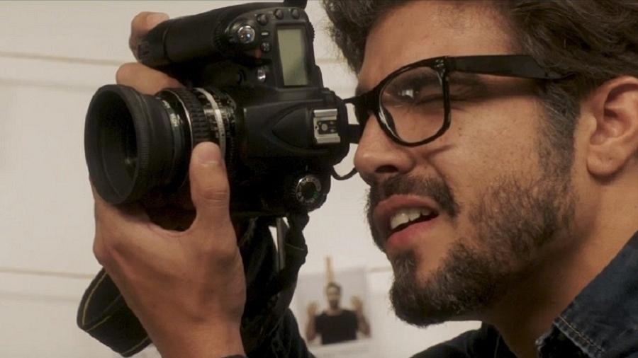 O ator Caio Castro, que vive um fotojornalista que participa da cobertura do primeiro Rock in Rio - Divulgação