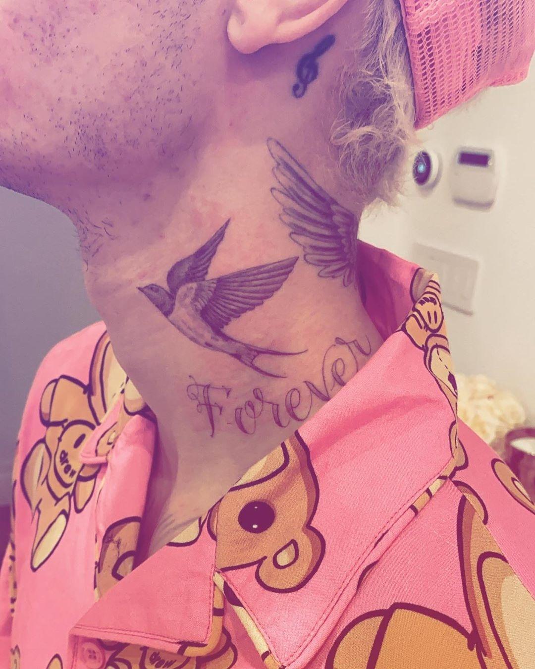 Justin Bieber faz nova tatuagem no pescoço