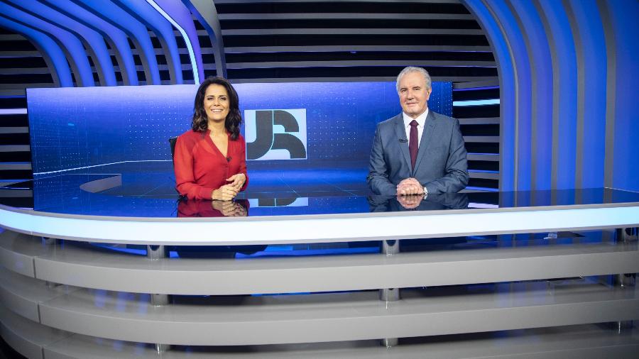 Adriana Araújo e Celso Freitas no cenário do "Jornal da Record", novo vice-líder de audiência - Edu Moraes/ RecordTV Comunicação