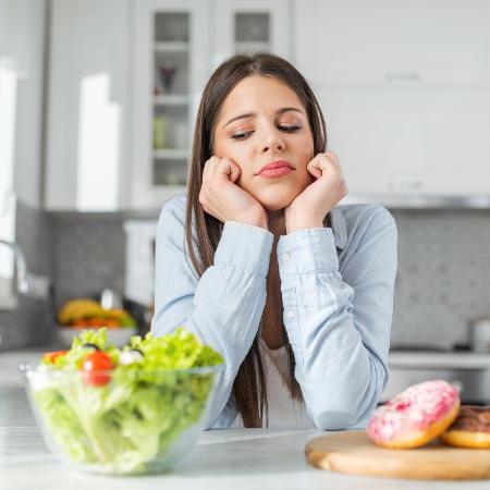 Por que deixar de comer não emagrece?