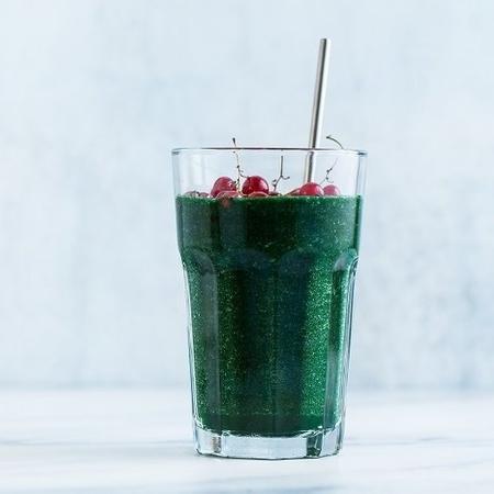 Smoothie de frutas verdes com spirulina havaiana e groselhas - Getty Images