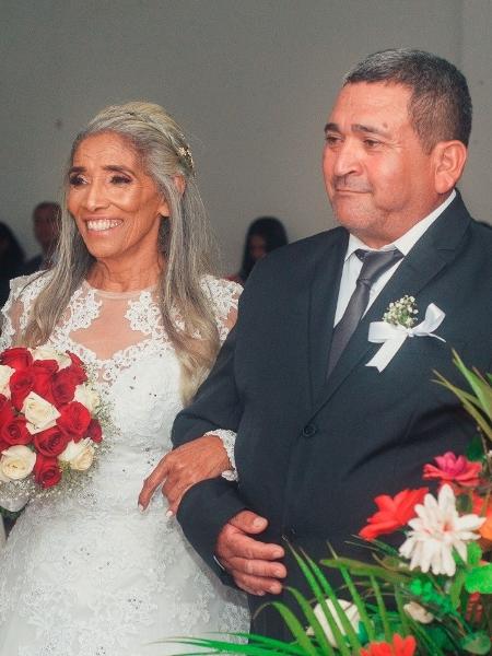 Helena e o marido, durante a cerimônia em junho passado - Arquivo Pessoal