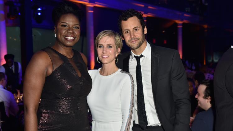 17.11.2016 - Da esq. para a dir.: Leslie Jones e Kristen Wiig, ex-colegas de 'Saturday Night Live', e Avi Rothman, noivo de Wiig - Jared Siskin/Getty Images - Jared Siskin/Getty Images